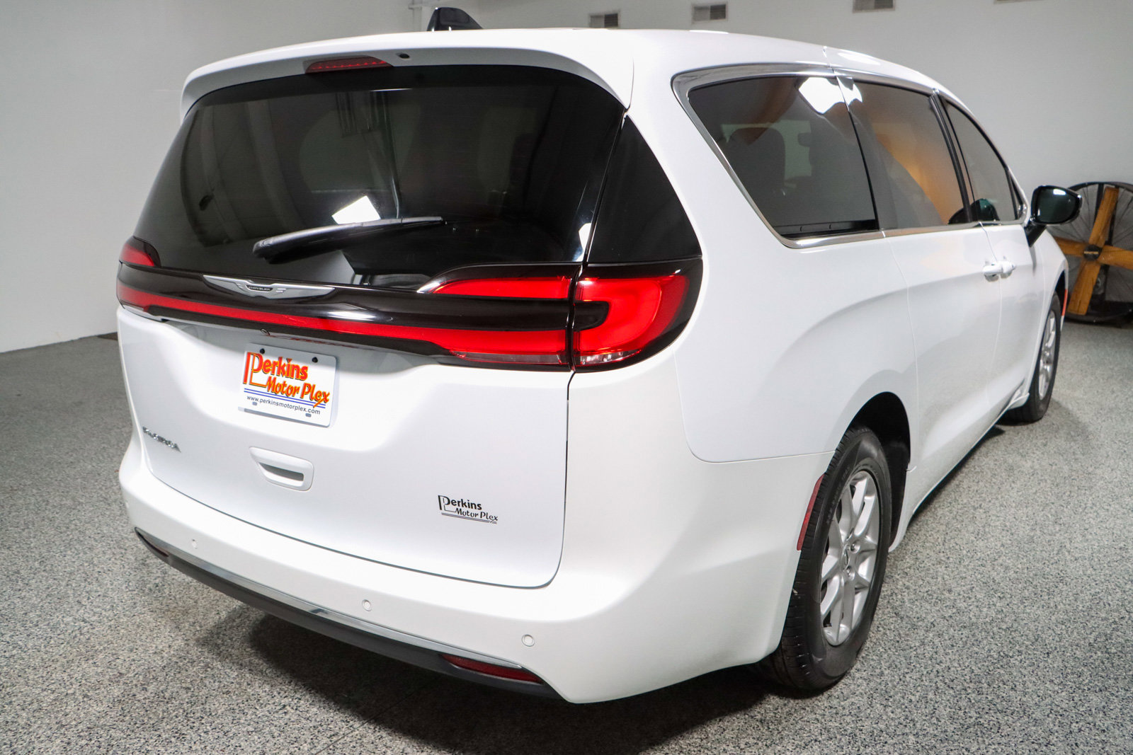 Used 2024 Chrysler Pacifica Touring-L image 7