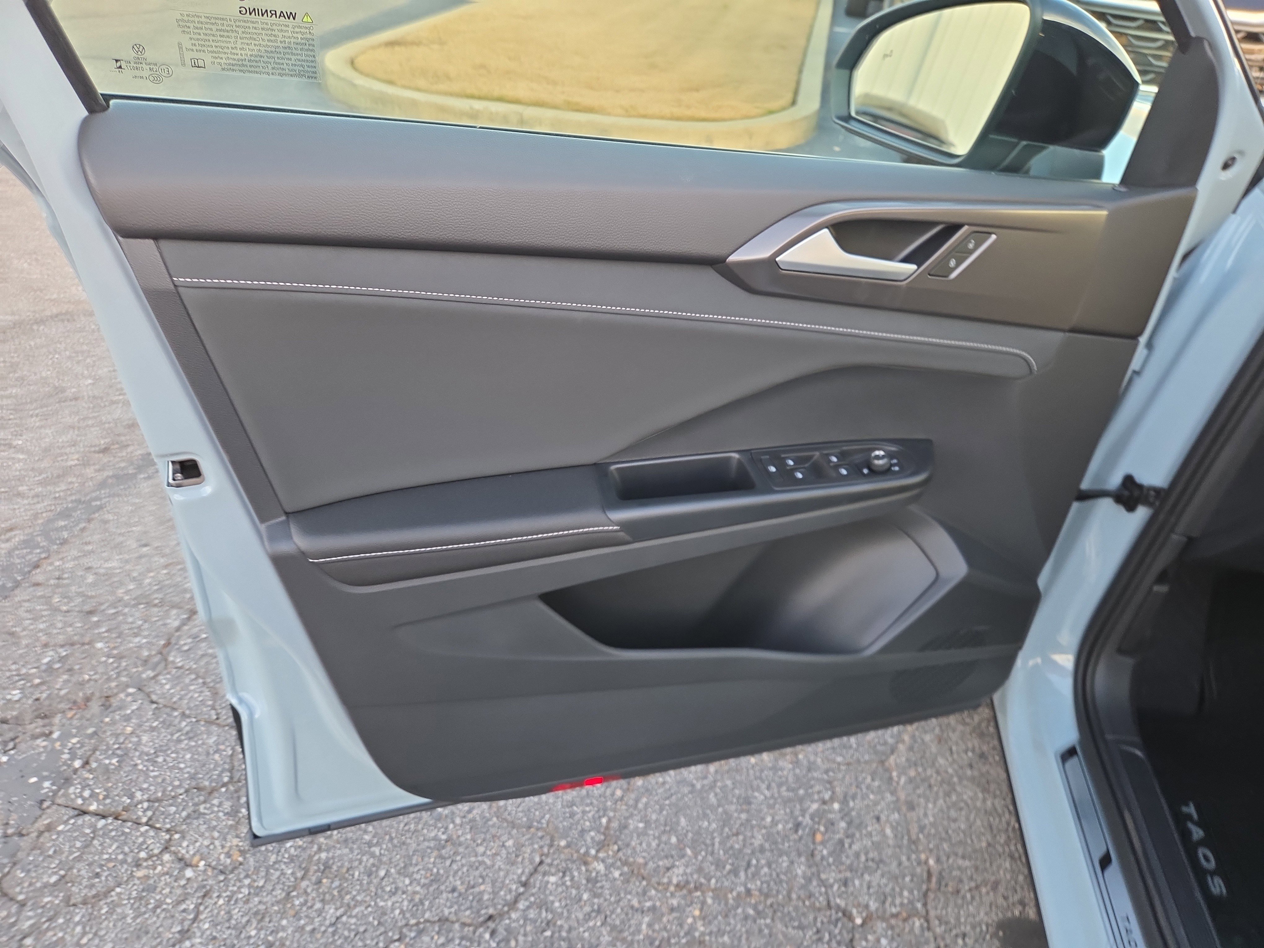 New 2026 Volkswagen Taos SE image 5