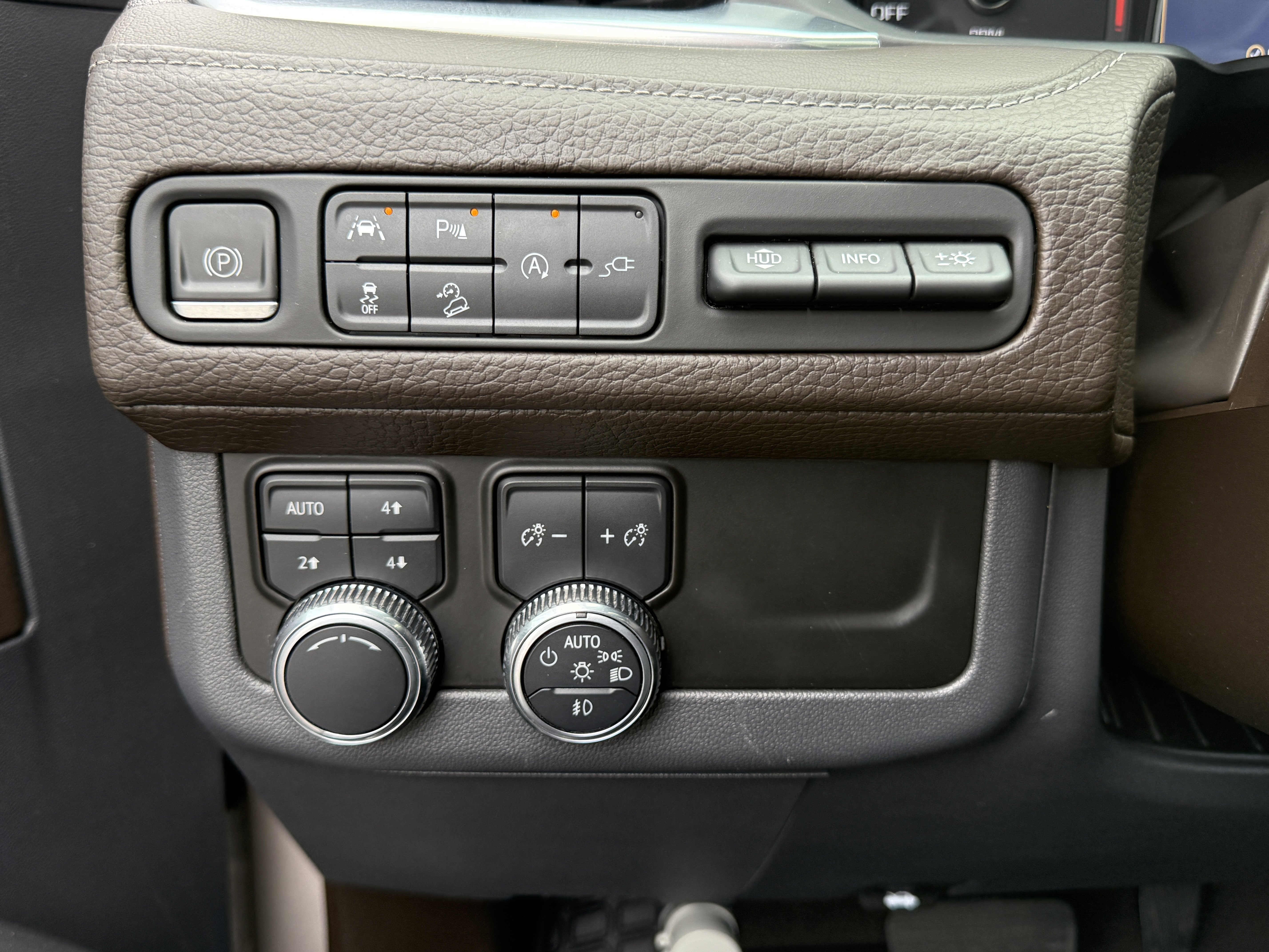 Used 2021 GMC Yukon XL Denali w/ Denali Premium Package image 19