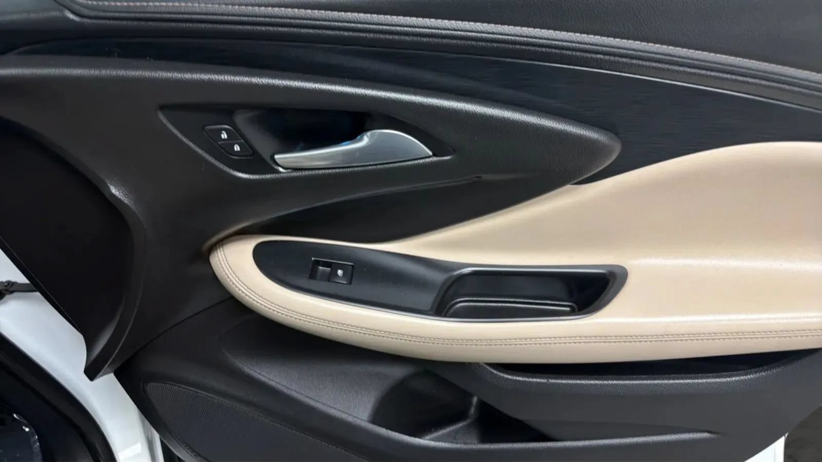 Used 2017 Buick Envision Essence FWD image 18