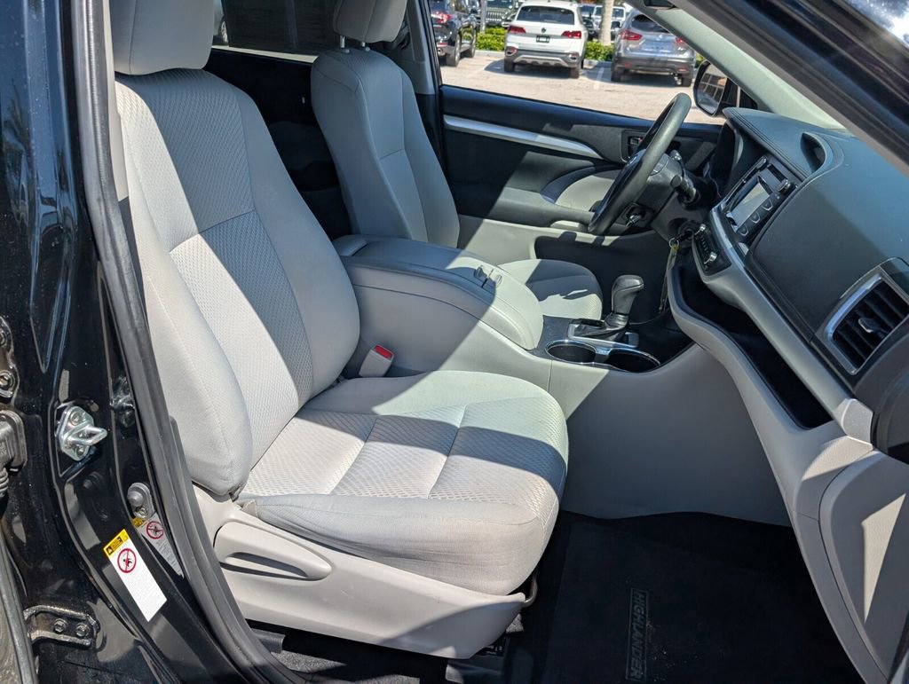 Used 2019 Toyota Highlander LE image 18