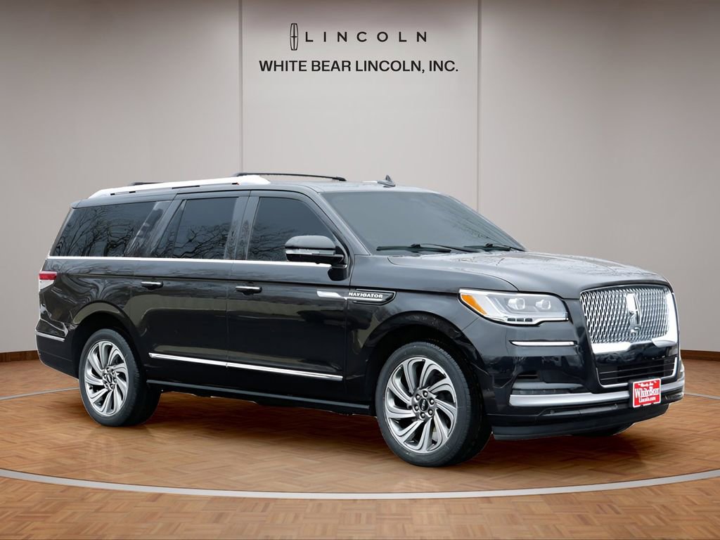 Used 2023 Lincoln Navigator L Reserve AWD/4WD image 3