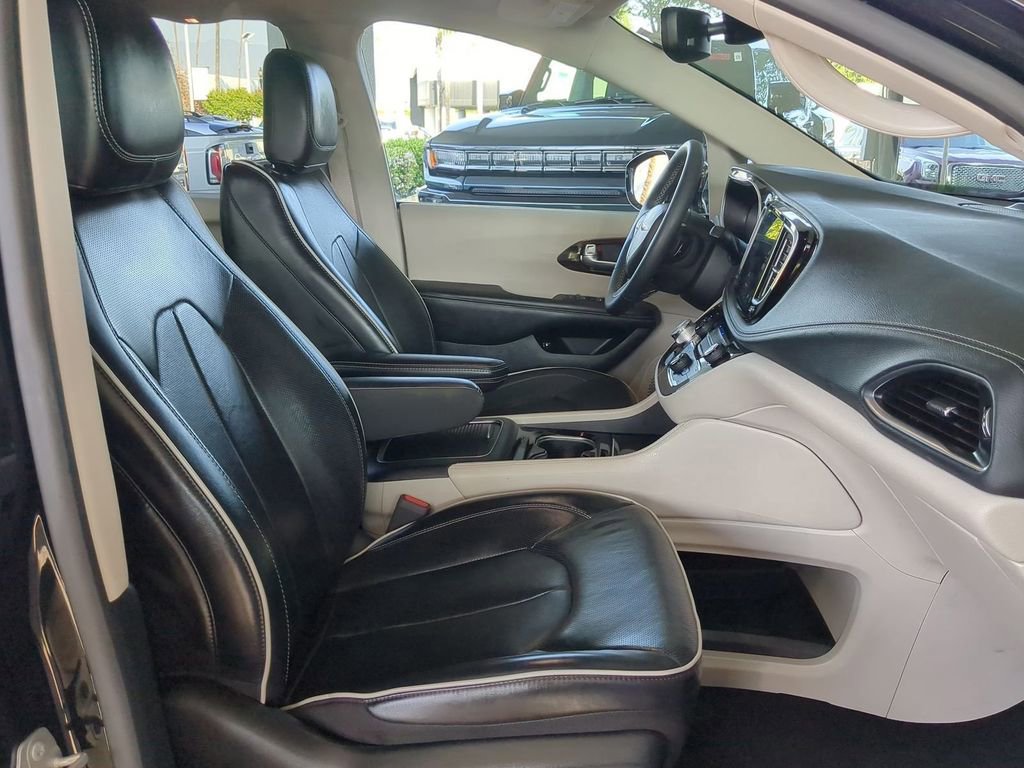 Used 2023 Chrysler Pacifica Limited image 30