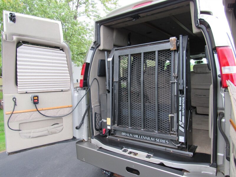 Used 2004 Chevrolet Express 2500 RWD image 13