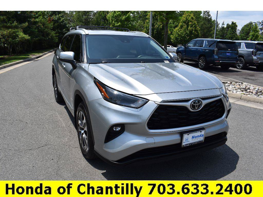 Used 2022 Toyota Highlander XLE AWD/4WD image 1