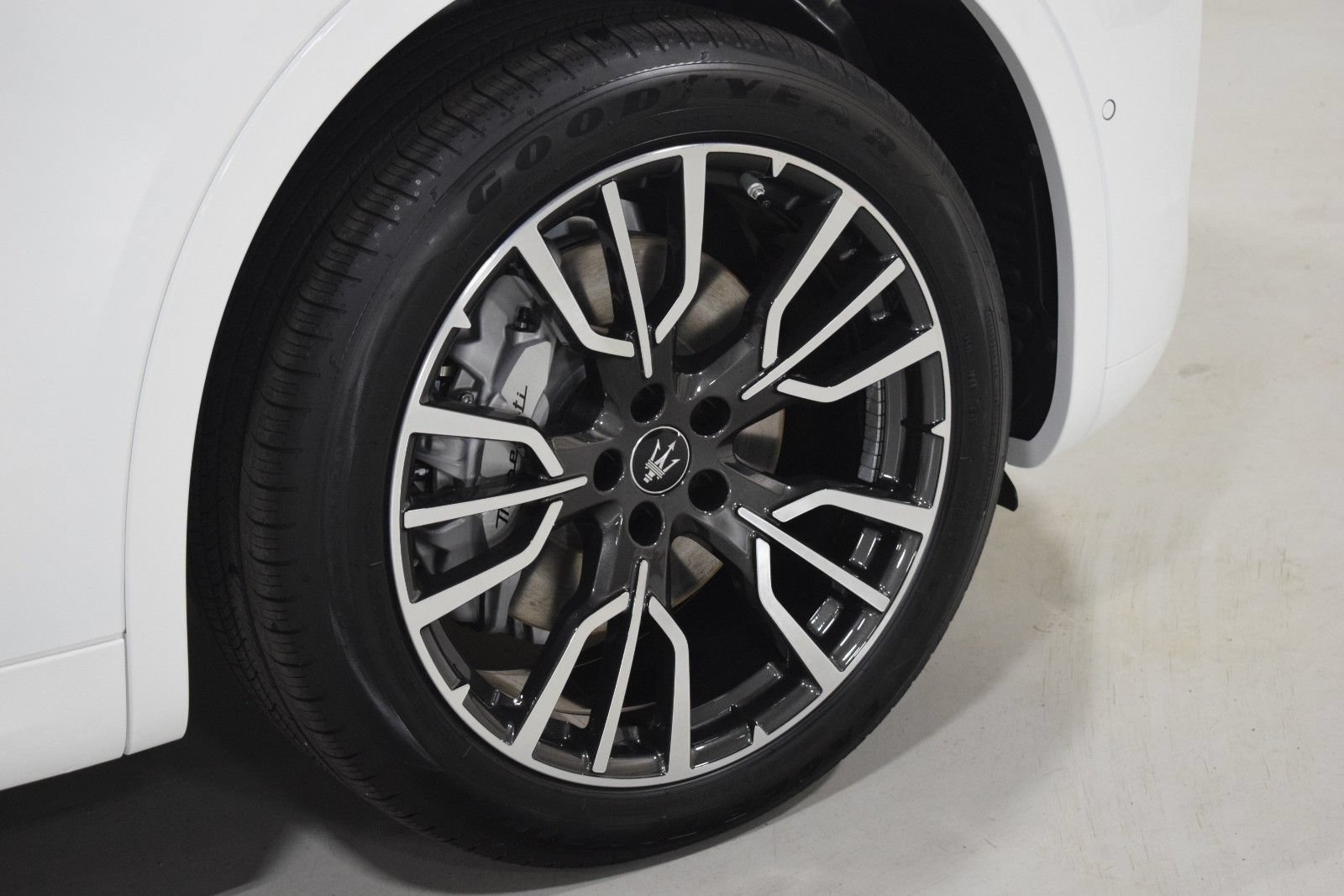 Certified 2025 Maserati Grecale Modena AWD/4WD image 16