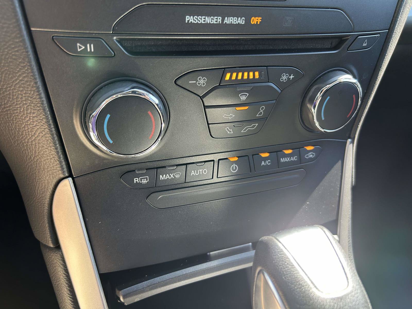 Used 2018 Ford Edge SEL FWD image 17