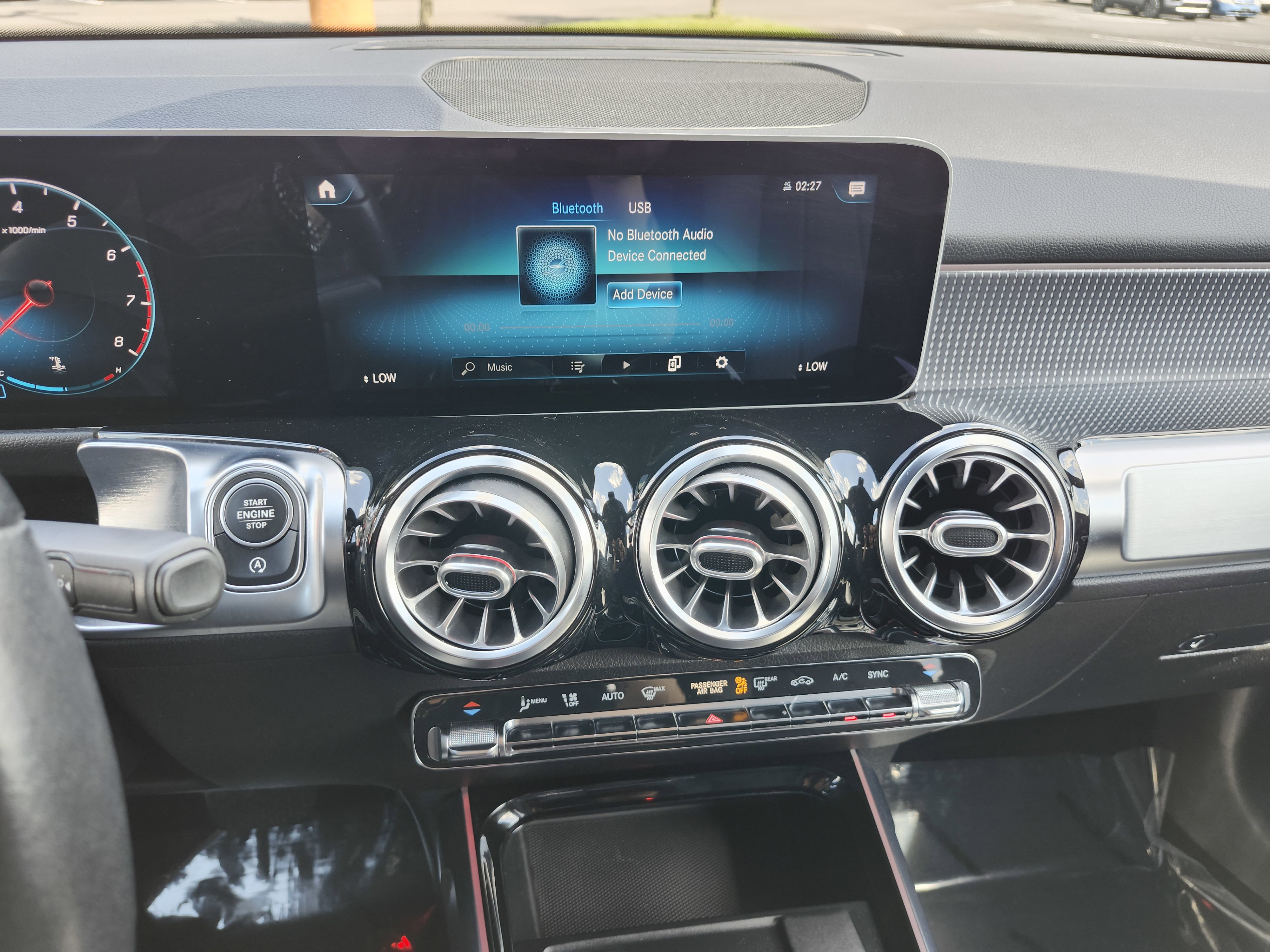 Used 2020 Mercedes-Benz GLB 250 4MATIC w/ Premium Package image 31