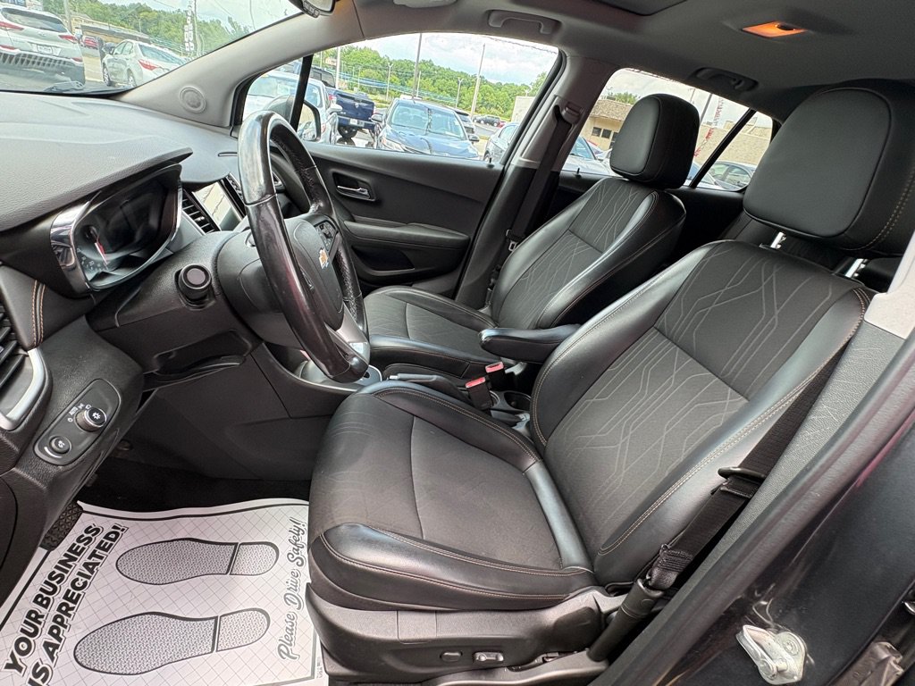 Used 2019 Chevrolet Trax LT w/ Sun & Sound Package FWD image 8