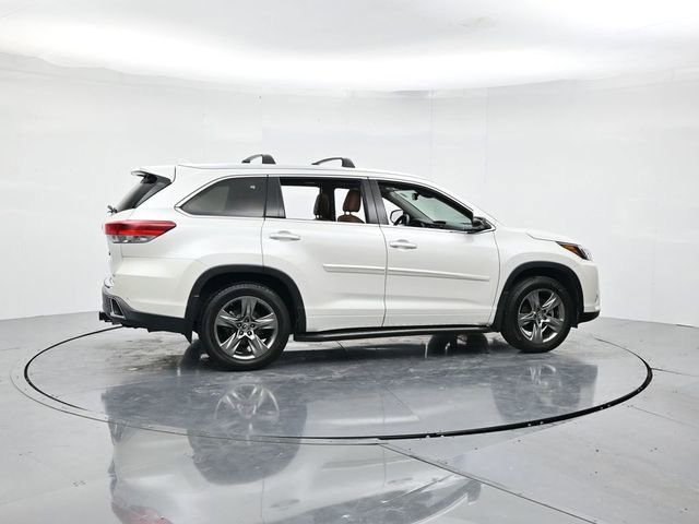 Used 2017 Toyota Highlander Limited Platinum image 2