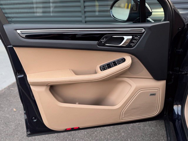 Certified 2022 Porsche Macan S AWD/4WD image 13