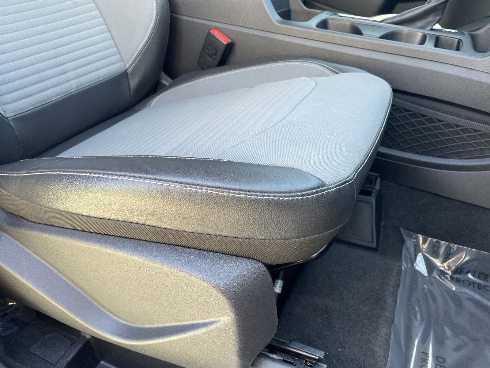 Used 2018 Ford Escape SE w/ SE Sport Appearance Package FWD image 3