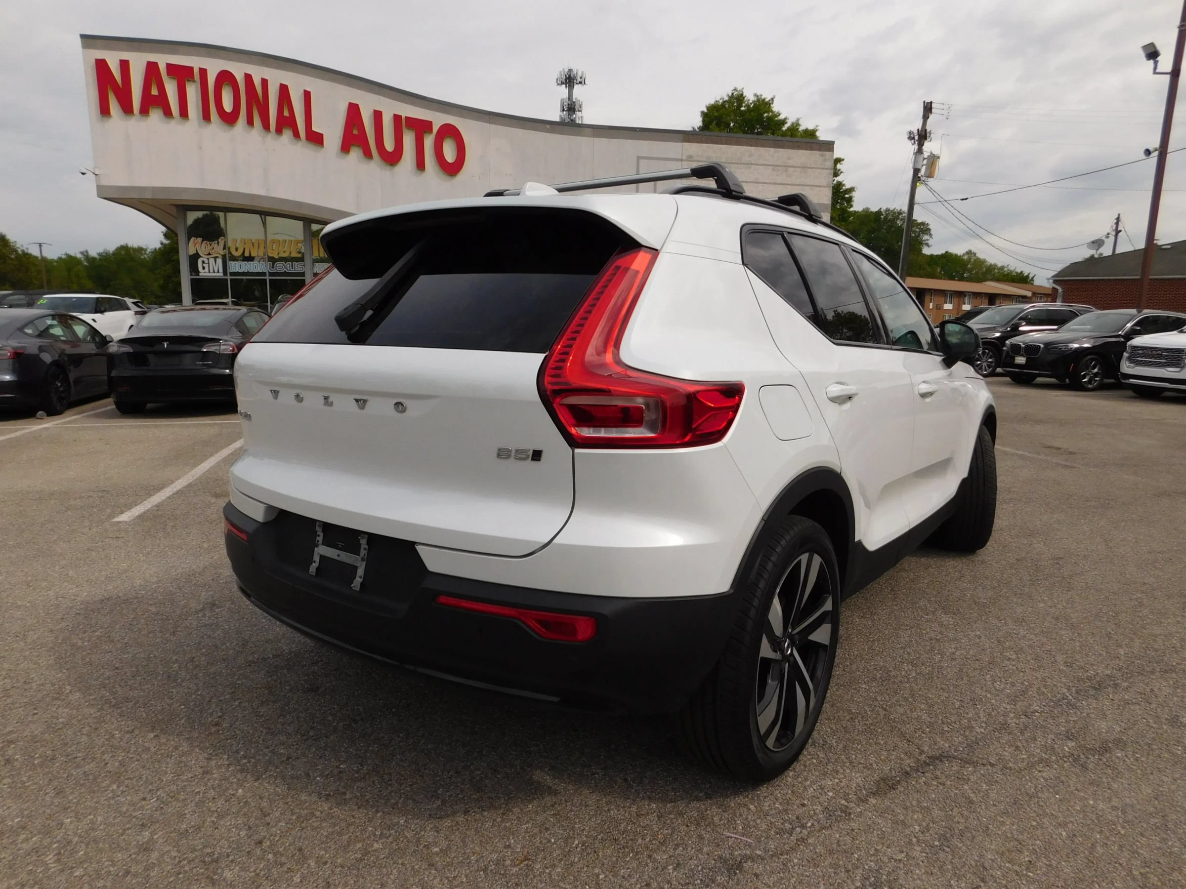 Used 2023 Volvo XC40 B5 Plus w/ Driver Assist Package AWD/4WD image 5