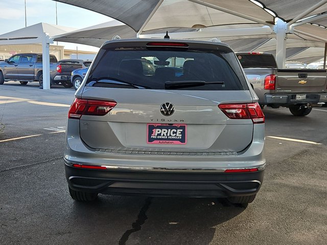 Used 2023 Volkswagen Tiguan SE w/ Panoramic Sunroof Package FWD image 6