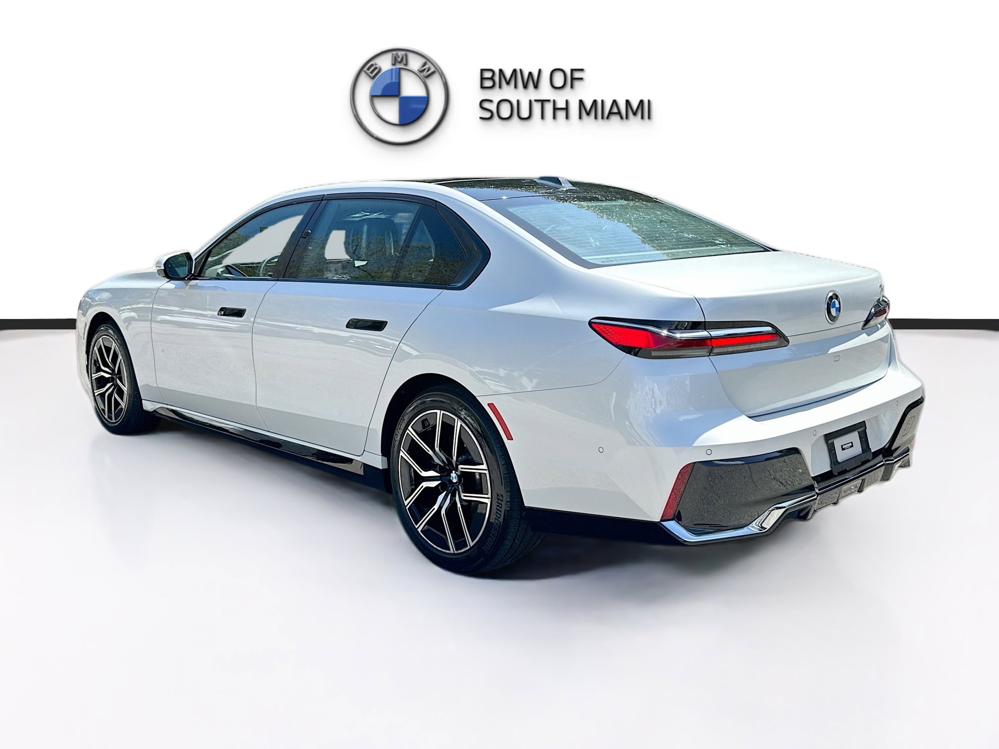 Used 2023 BMW 740i w/ Parking Assistance Package image 5