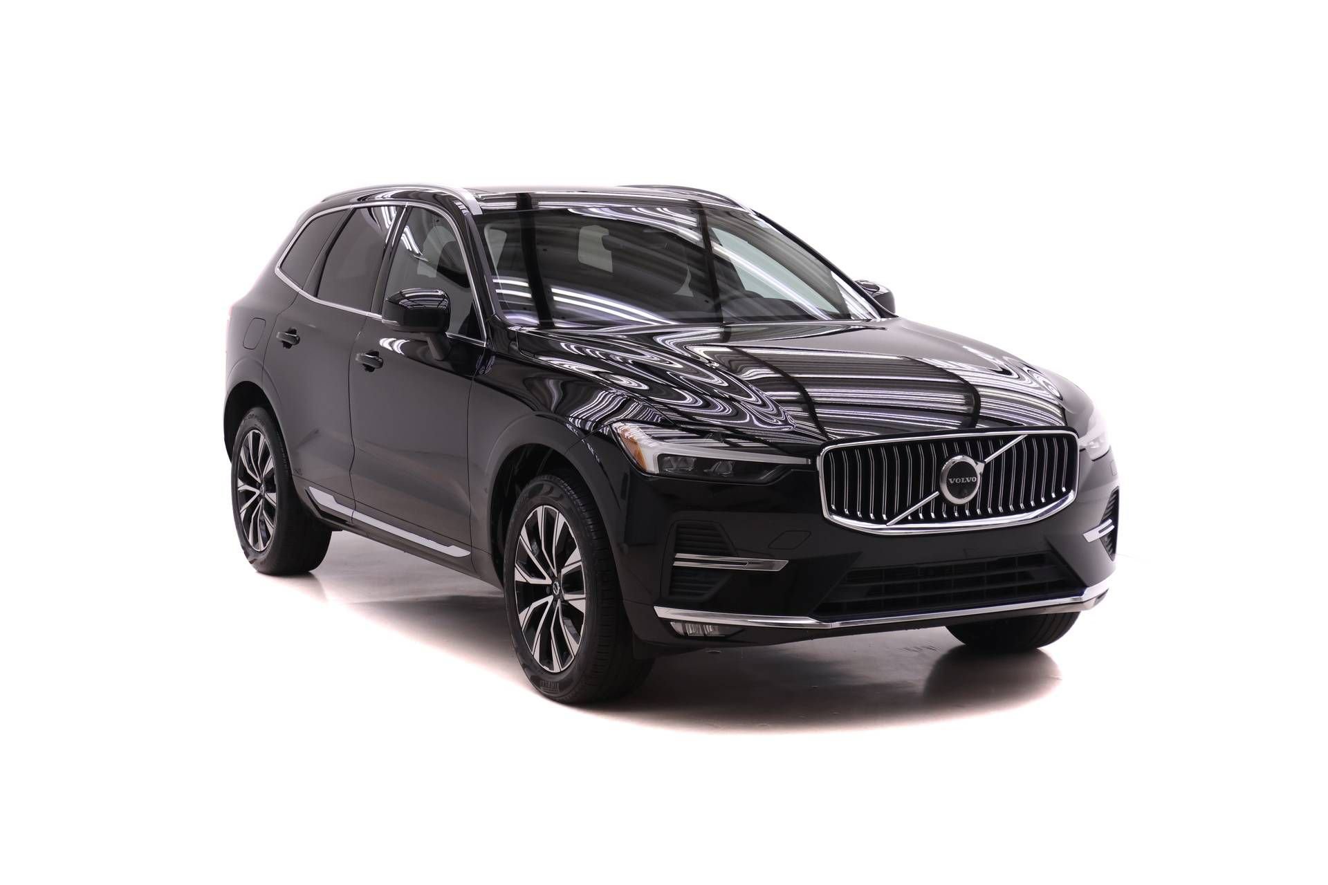Certified 2023 Volvo XC60 B5 Plus w/ Climate Package AWD/4WD image 2