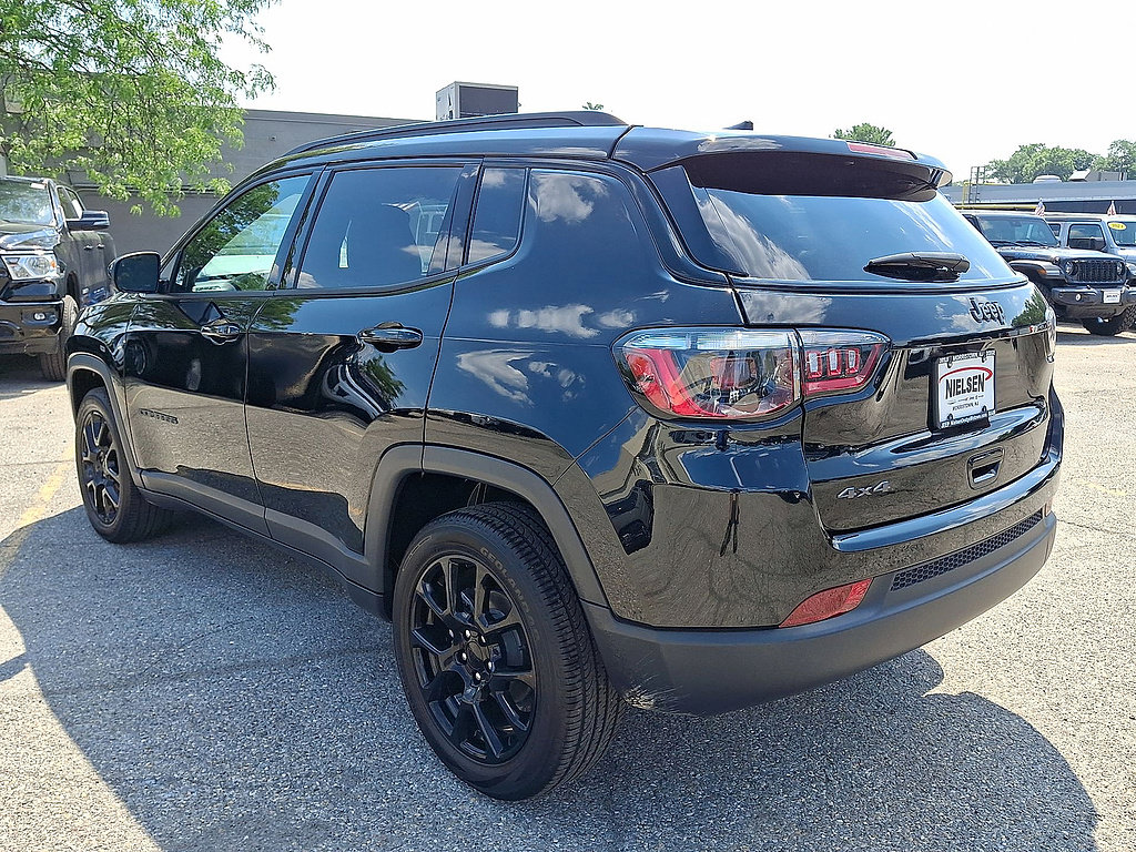 Used 2024 Jeep Compass Latitude w/ Convenience Group AWD/4WD image 28