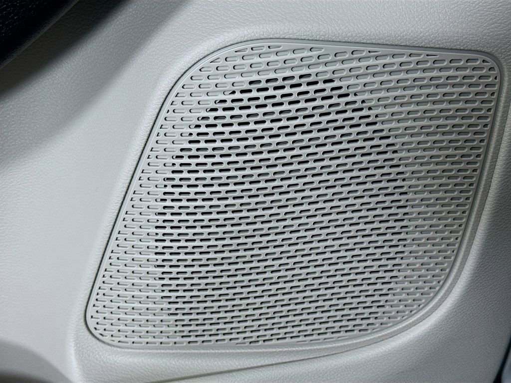 Used 2024 Chrysler Pacifica Touring-L image 18