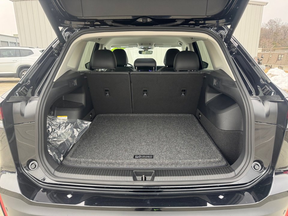 Certified 2025 Volkswagen Tiguan SE image 19