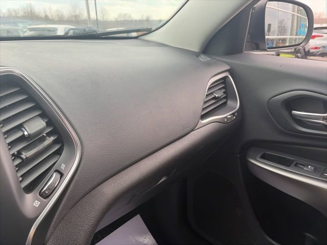Used 2019 Jeep Cherokee Latitude Plus w/ Cold Weather Group image 20