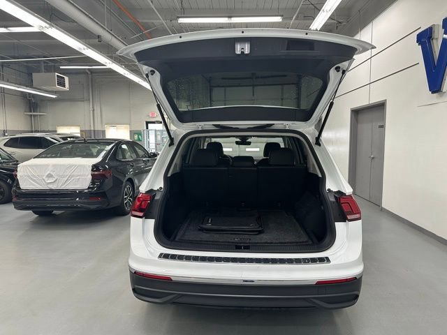 Certified 2022 Volkswagen Tiguan SE w/ Panoramic Sunroof Package image 12