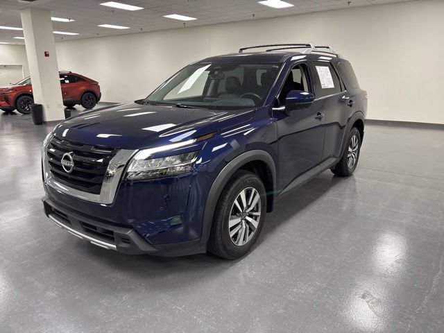 Used 2023 Nissan Pathfinder SL AWD/4WD image 3