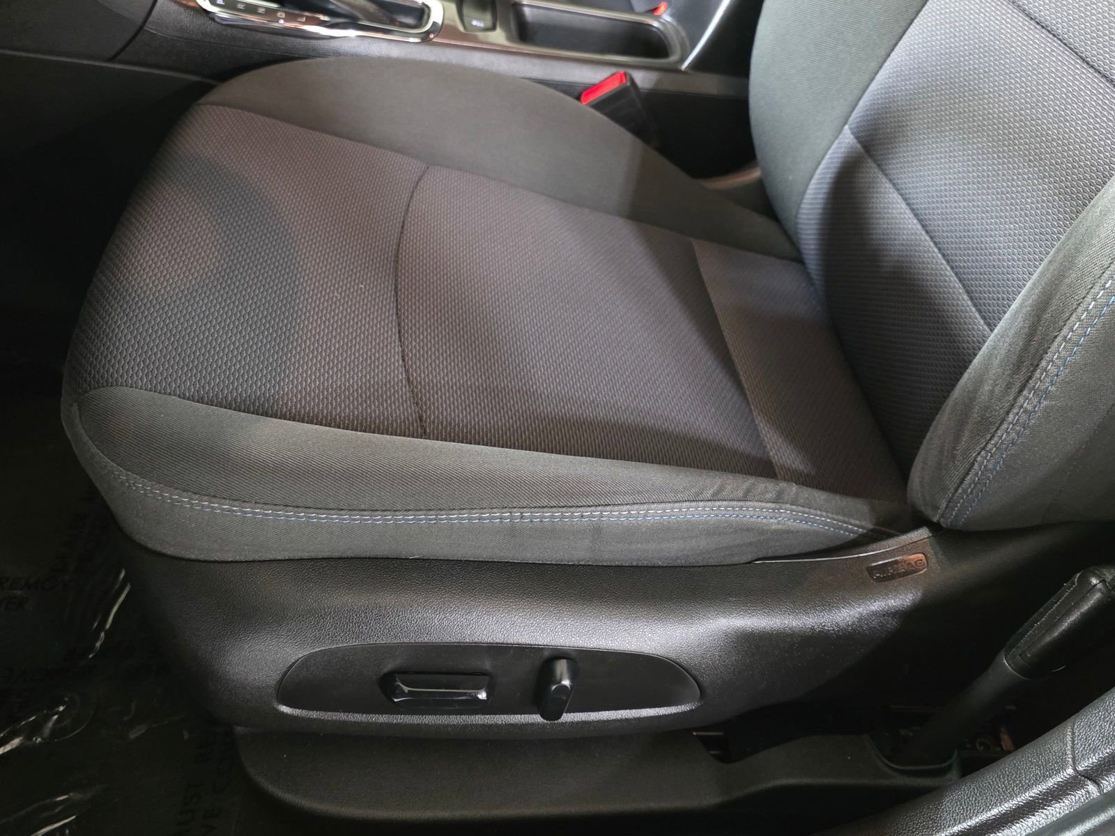 Used 2018 Chevrolet Cruze LT w/ Convenience Package image 23