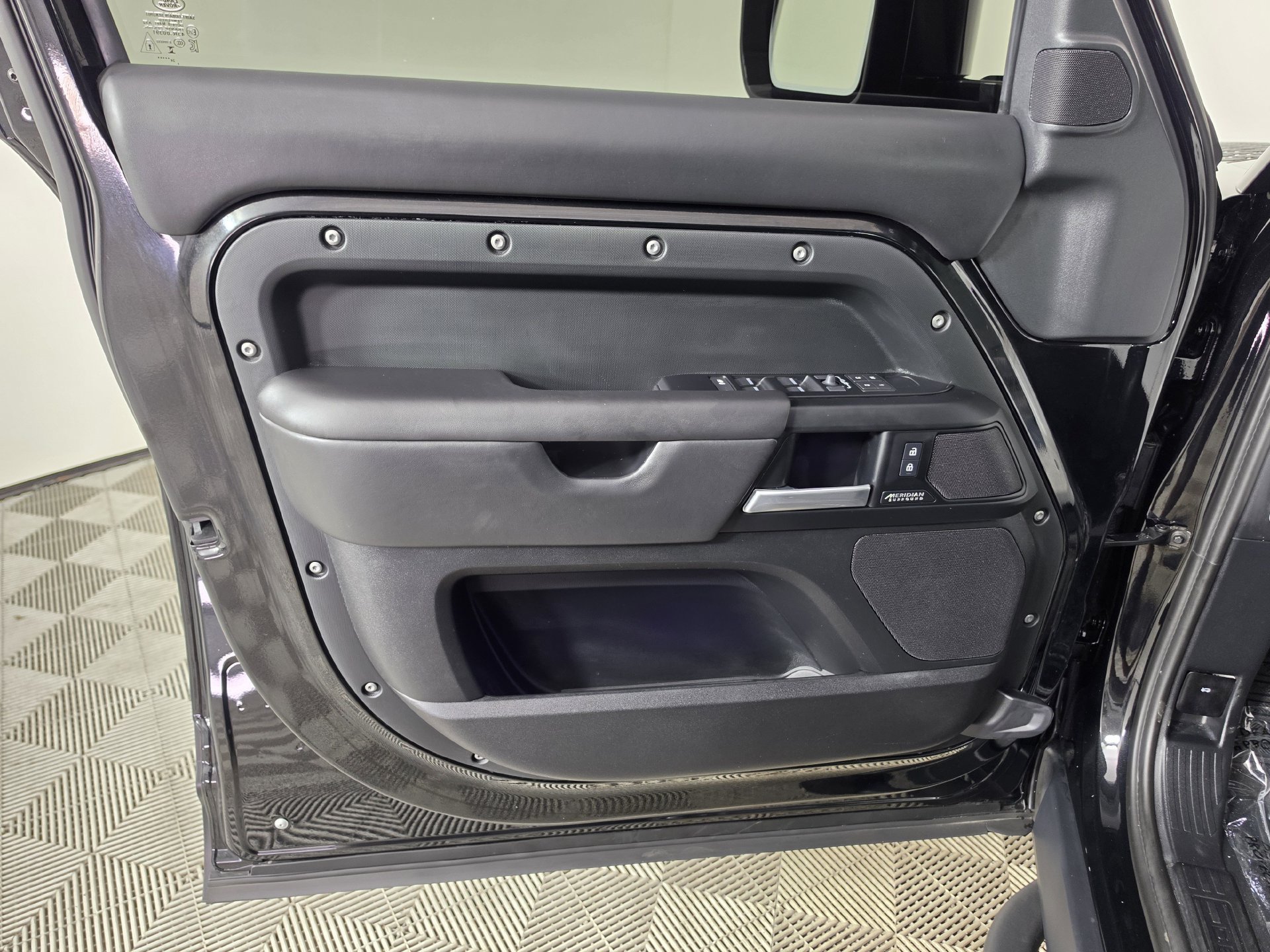 Used 2025 Land Rover Defender 130 X-Dynamic SE AWD/4WD image 5
