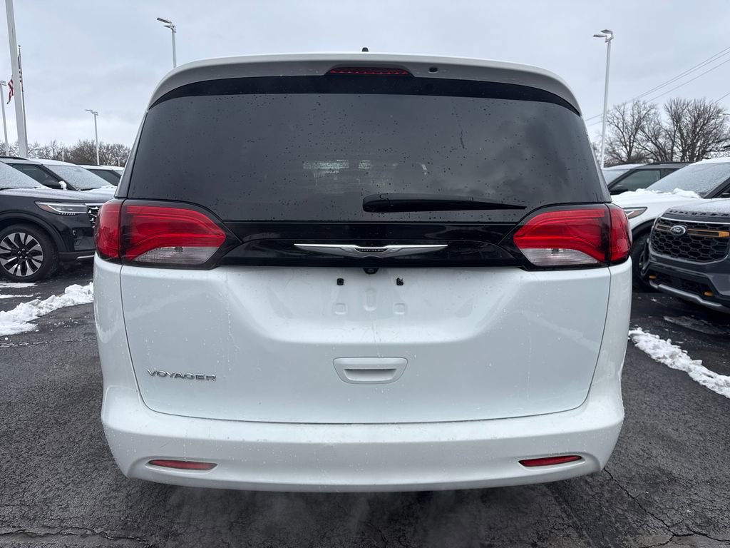 Used 2022 Chrysler Voyager LX FWD image 8