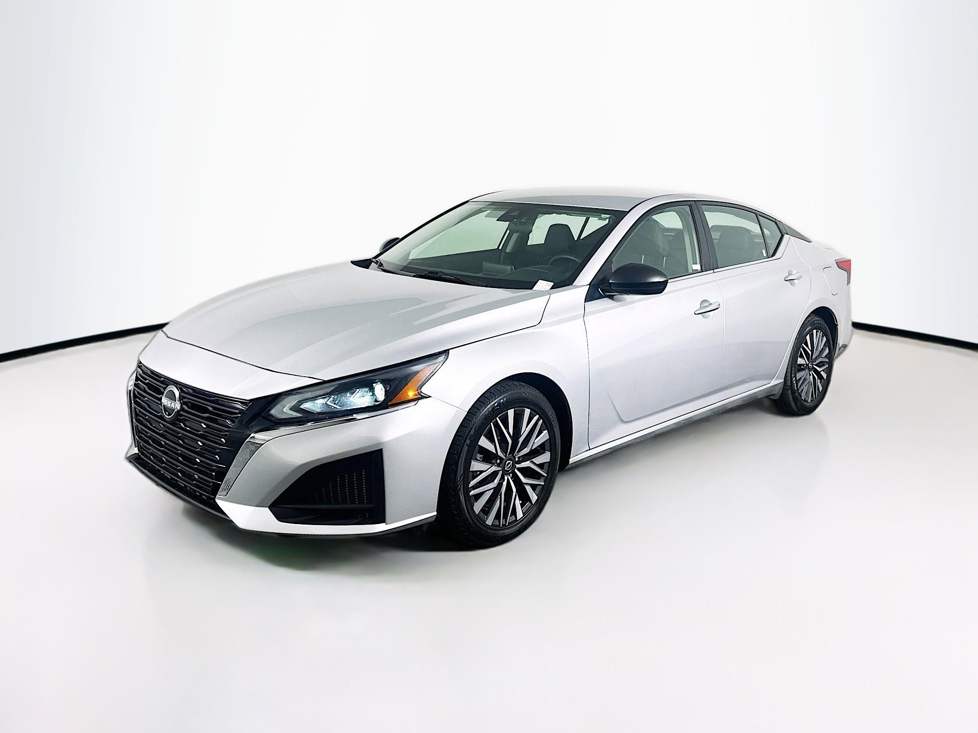 Used 2024 Nissan Altima 2.5 SV image 3