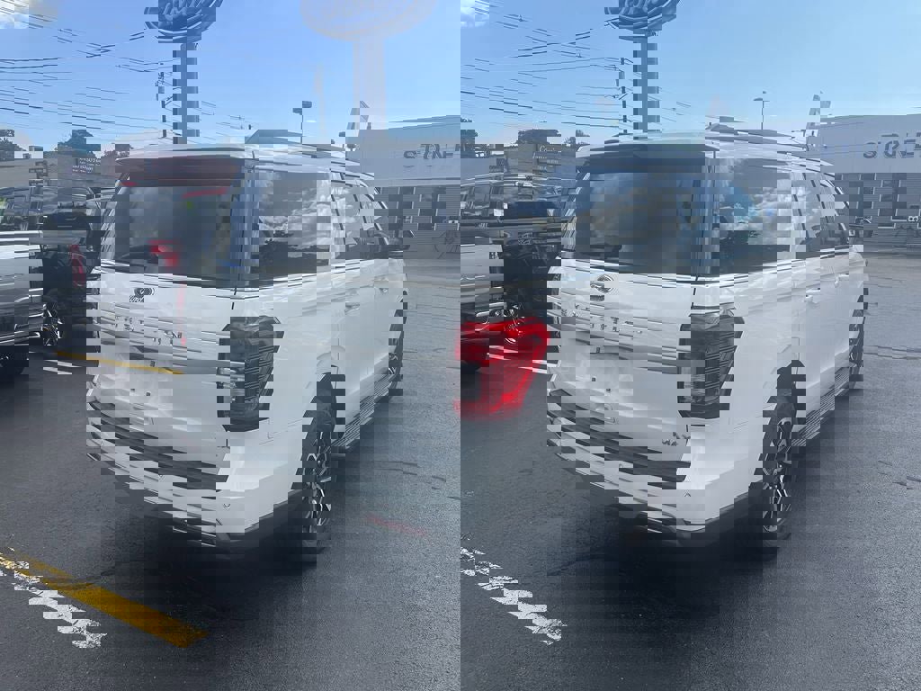 Used 2024 Ford Expedition Max XLT image 5