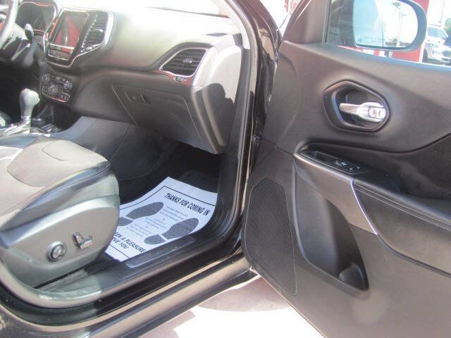 Used 2019 Jeep Cherokee Limited image 11