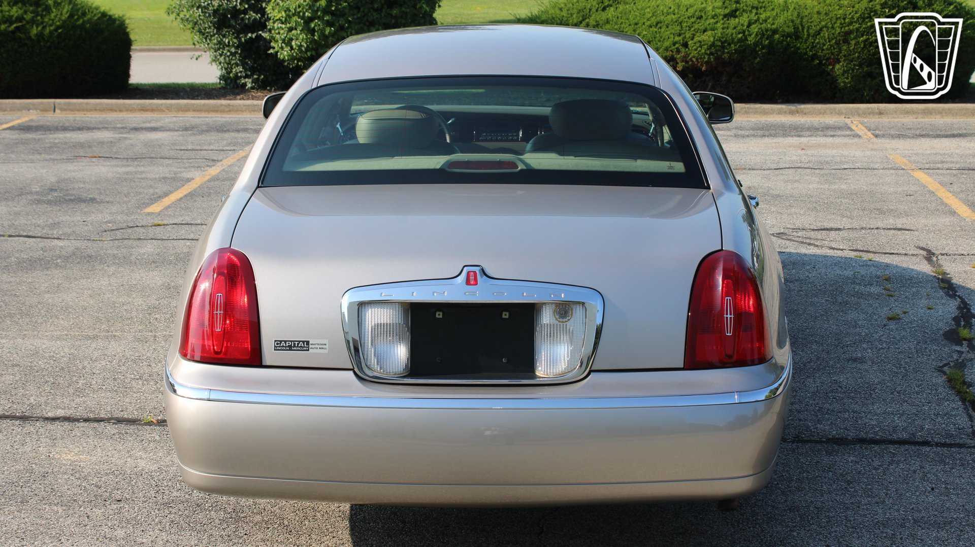 Used 2002 Lincoln Town Car Executive RWD image 6