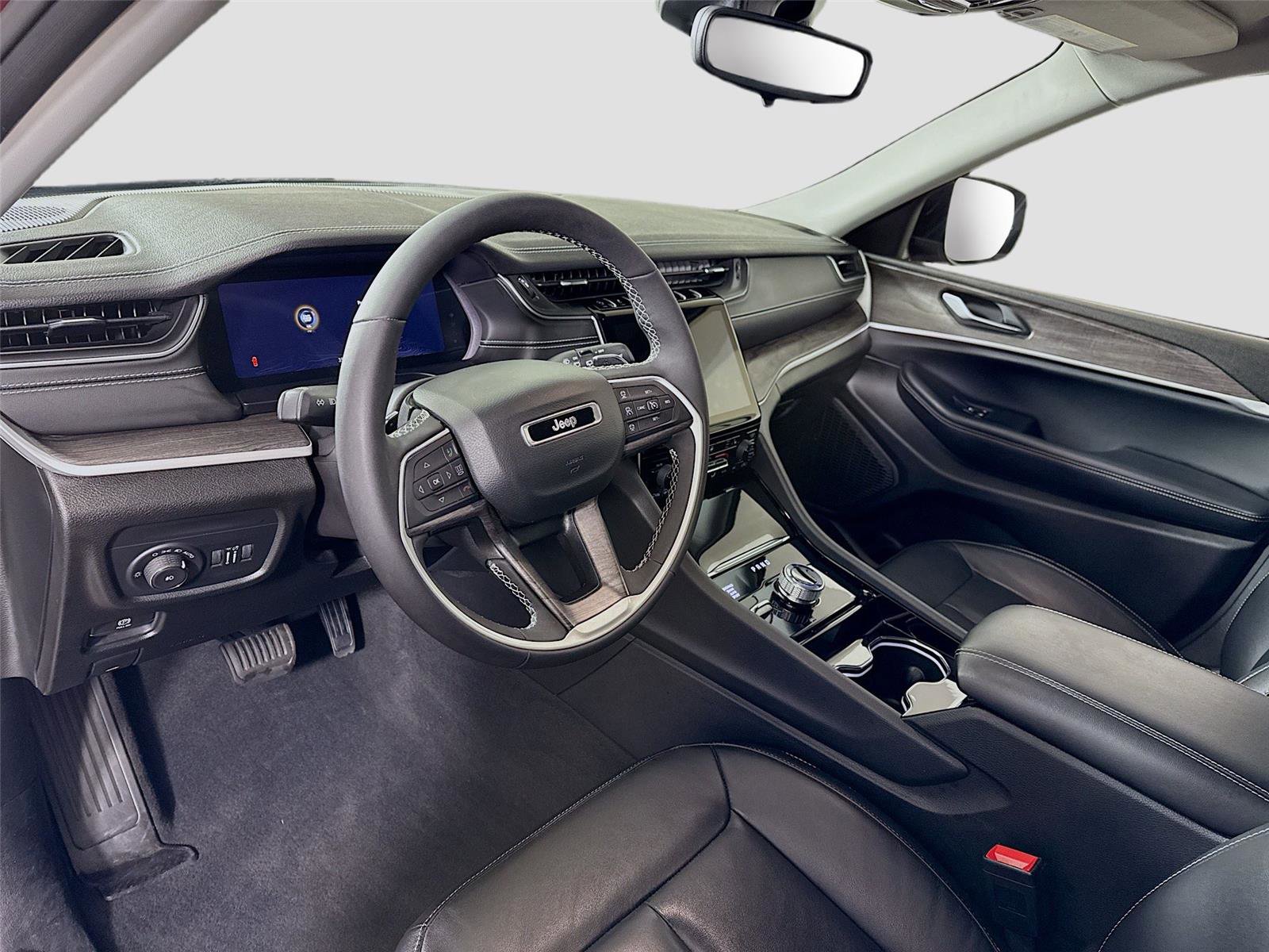 Used 2023 Jeep Grand Cherokee Limited image 3