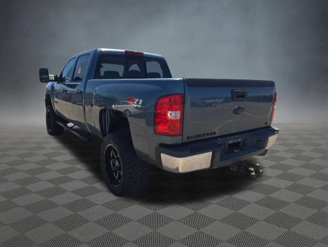 Used 2010 Chevrolet Silverado 2500 LT w/ Interior Plus Package AWD/4WD image 5