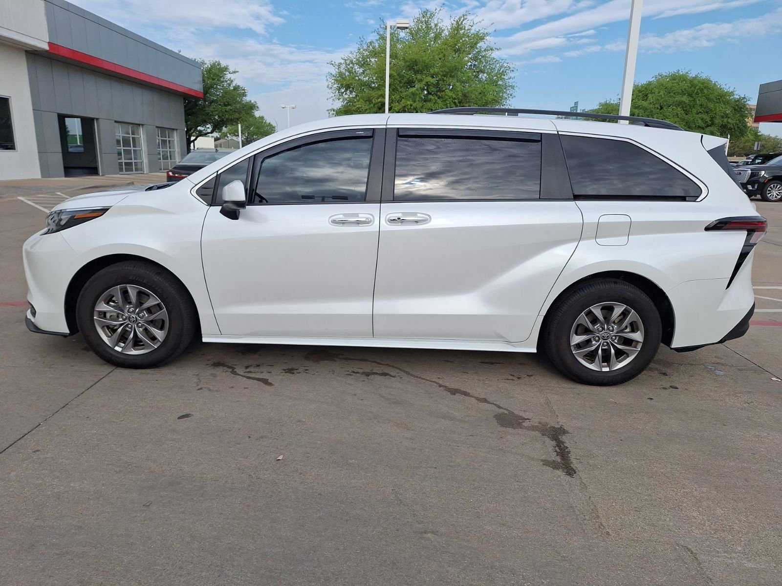 Used 2025 Toyota Sienna XLE image 3