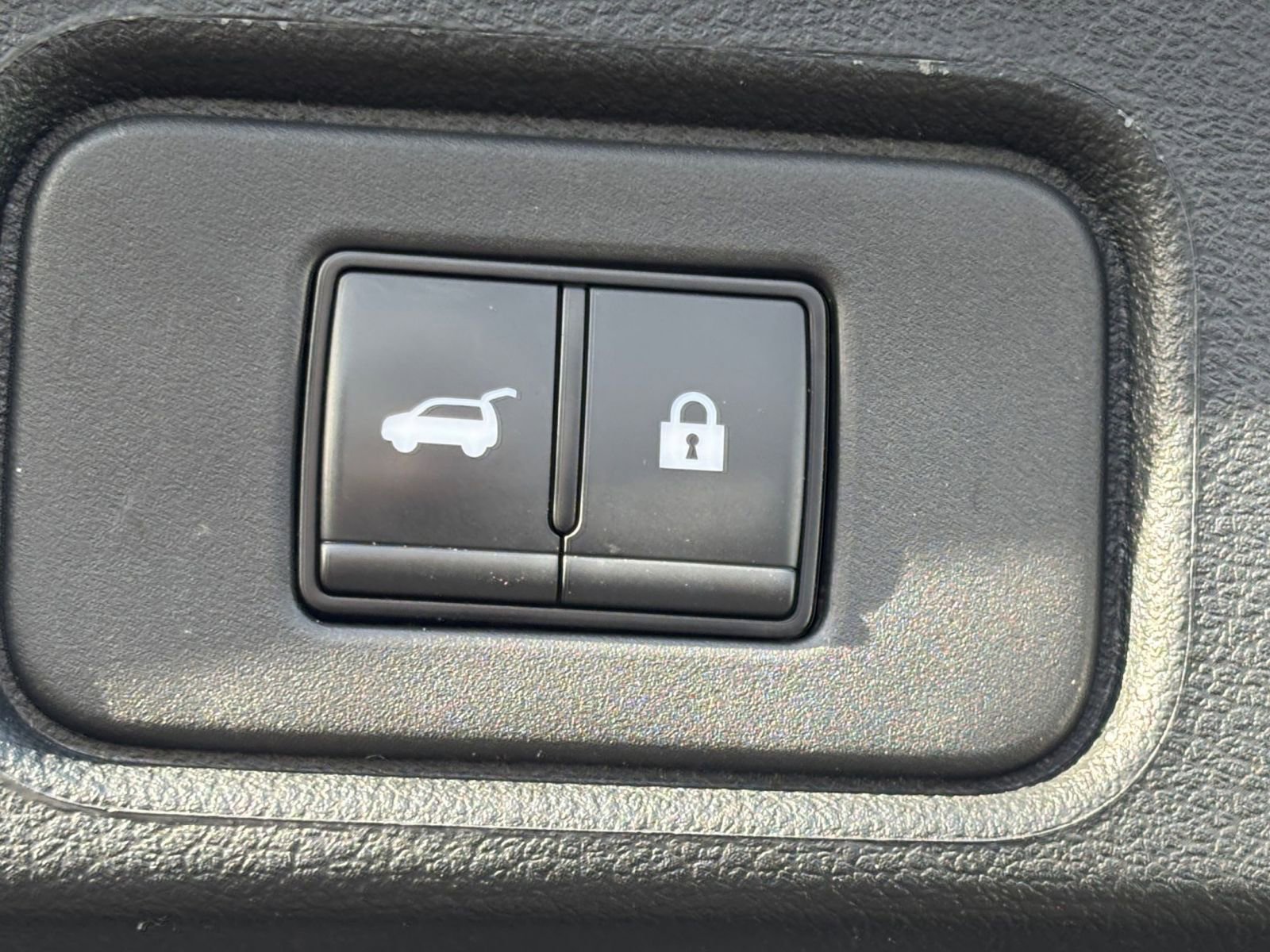 Used 2025 Nissan Pathfinder SV FWD image 23