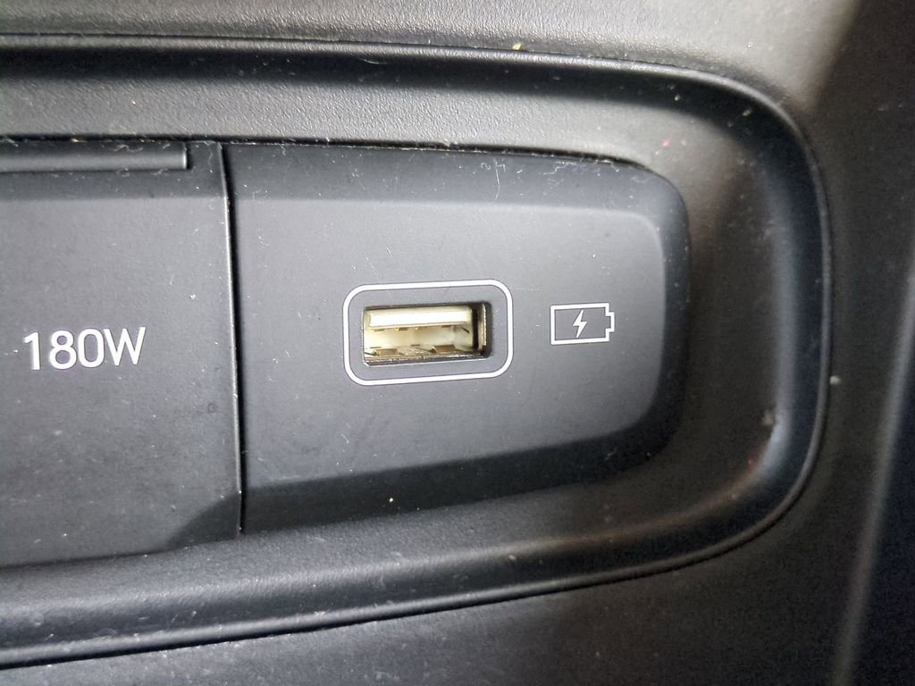 Used 2022 Hyundai Venue SEL image 22