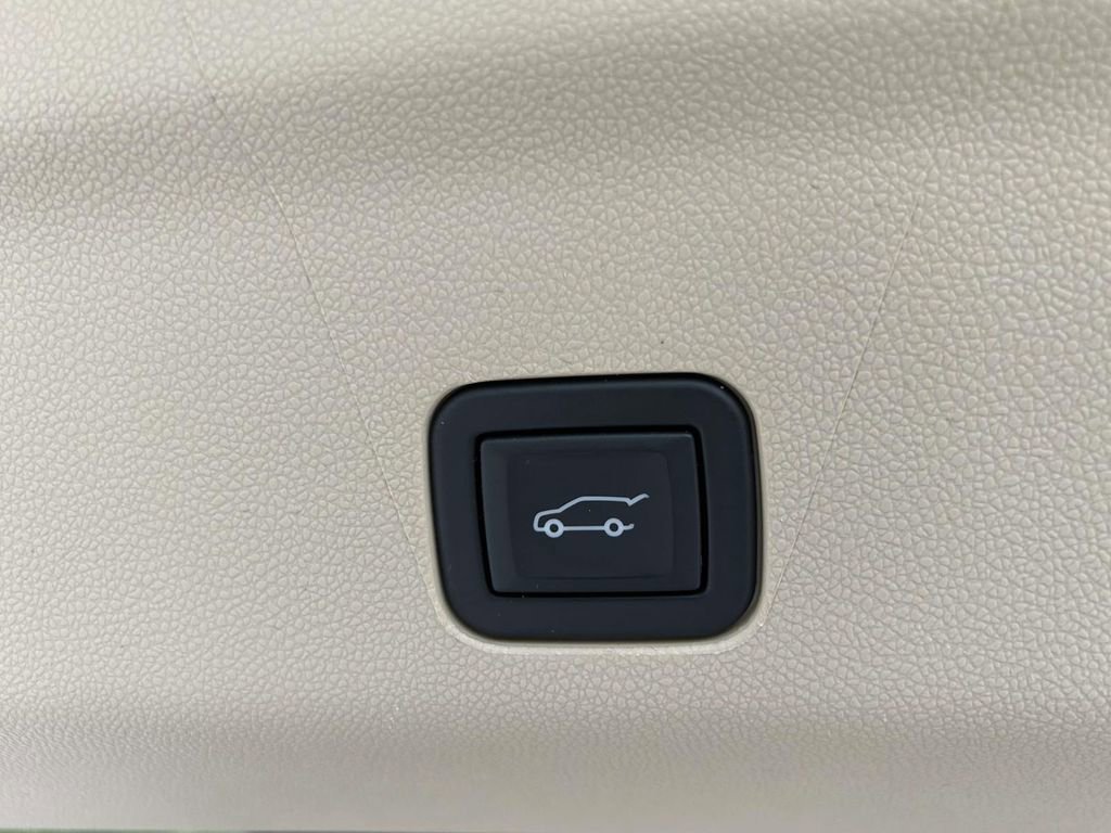 Certified 2023 Cadillac Escalade ESV Premium Luxury AWD/4WD image 11
