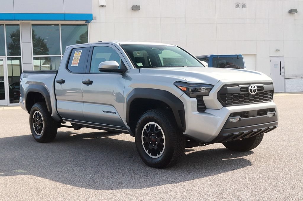 Used 2025 Toyota Tacoma TRD Off-Road AWD/4WD image 3