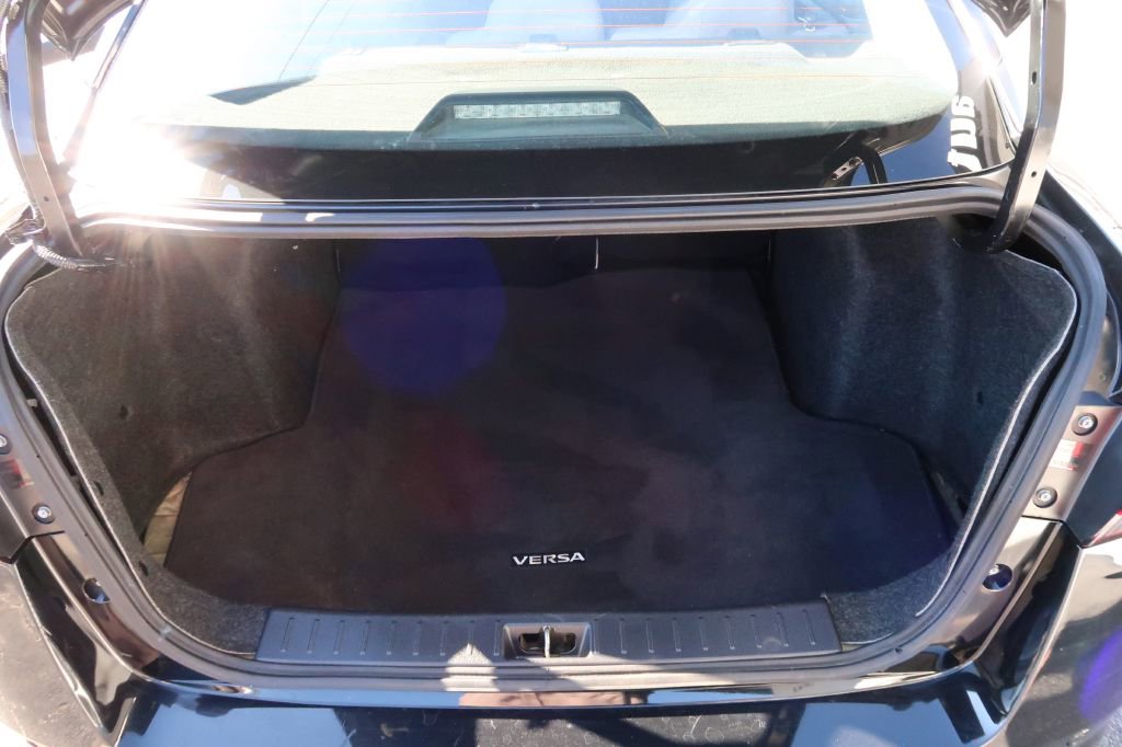 Used 2020 Nissan Versa SR image 11