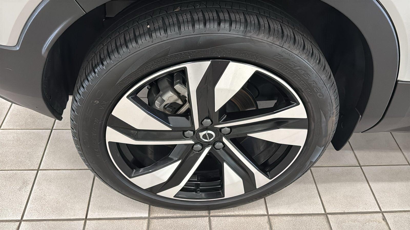 Used 2025 Volvo XC40 B5 Plus AWD/4WD image 30