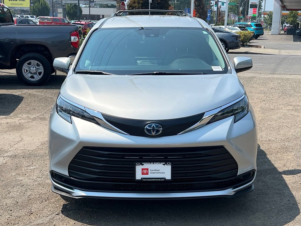 Certified 2025 Toyota Sienna LE AWD/4WD image 3