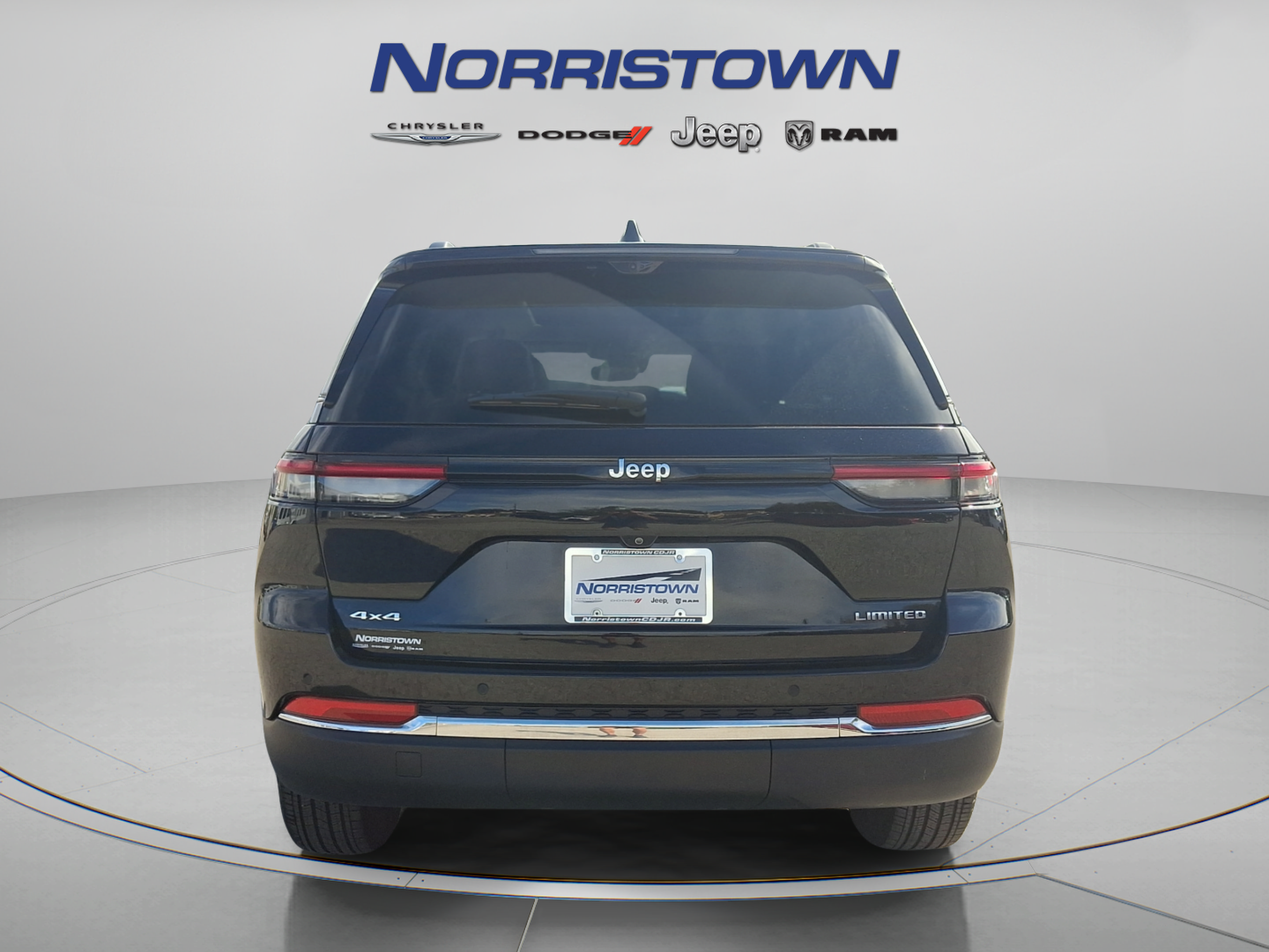 Used 2023 Jeep Grand Cherokee Limited w/ Luxury Tech Group II AWD/4WD image 5