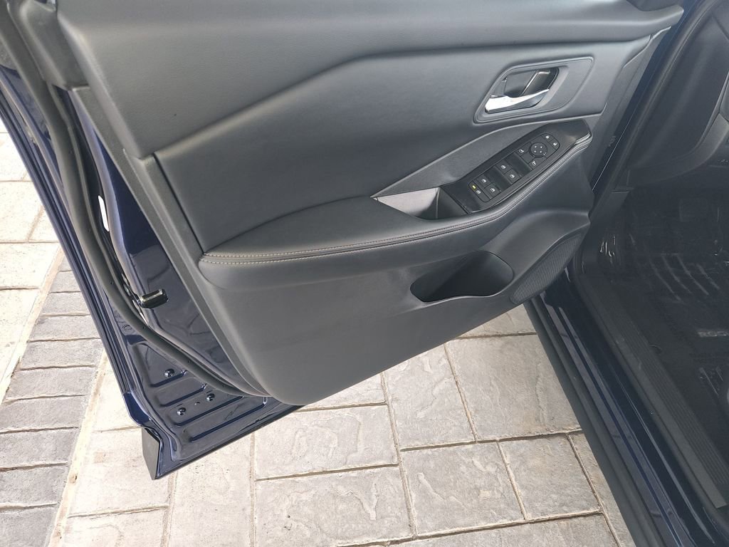 Used 2025 Nissan Rogue SV image 27