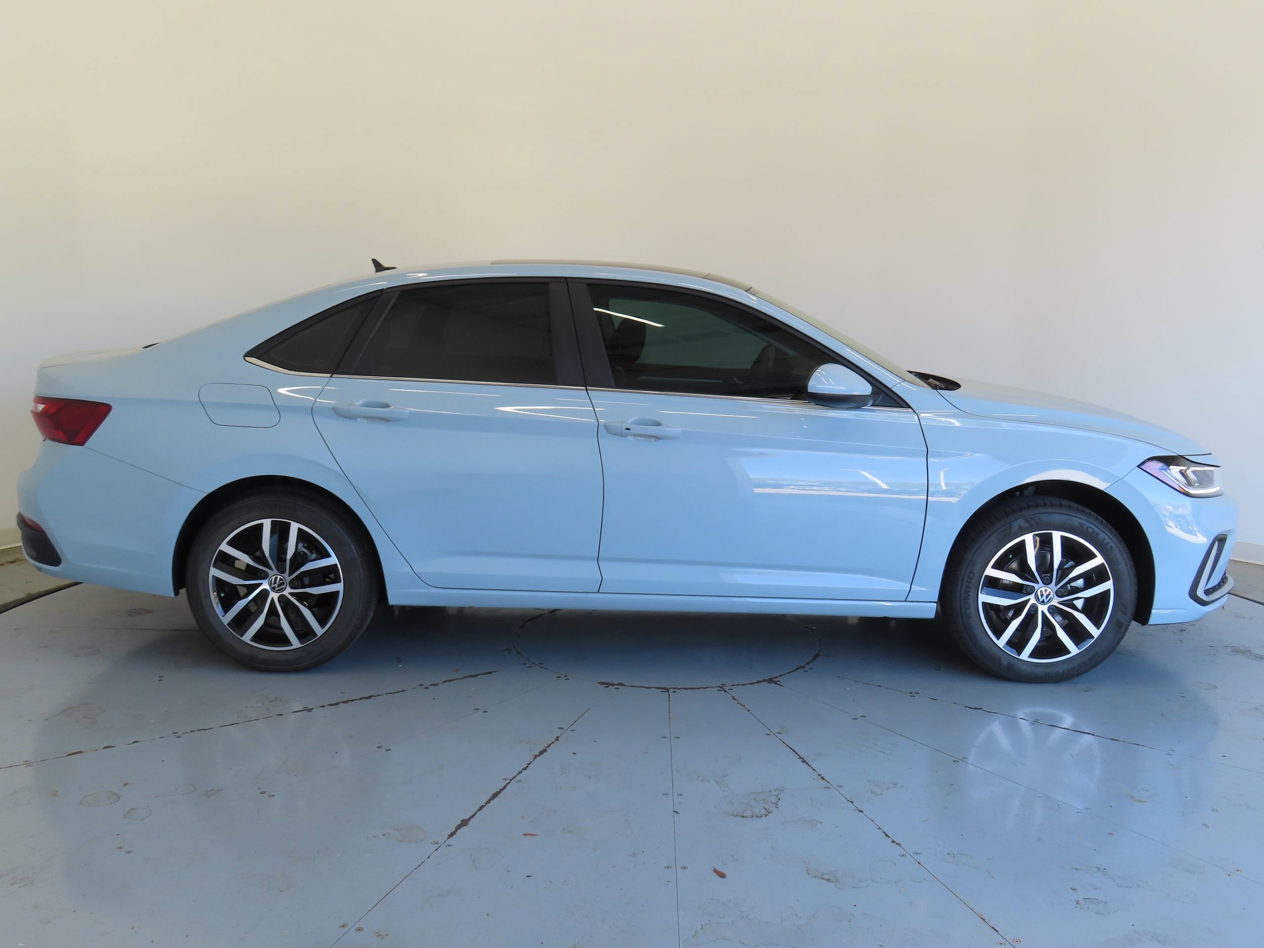 New 2025 Volkswagen Jetta SE FWD image 2