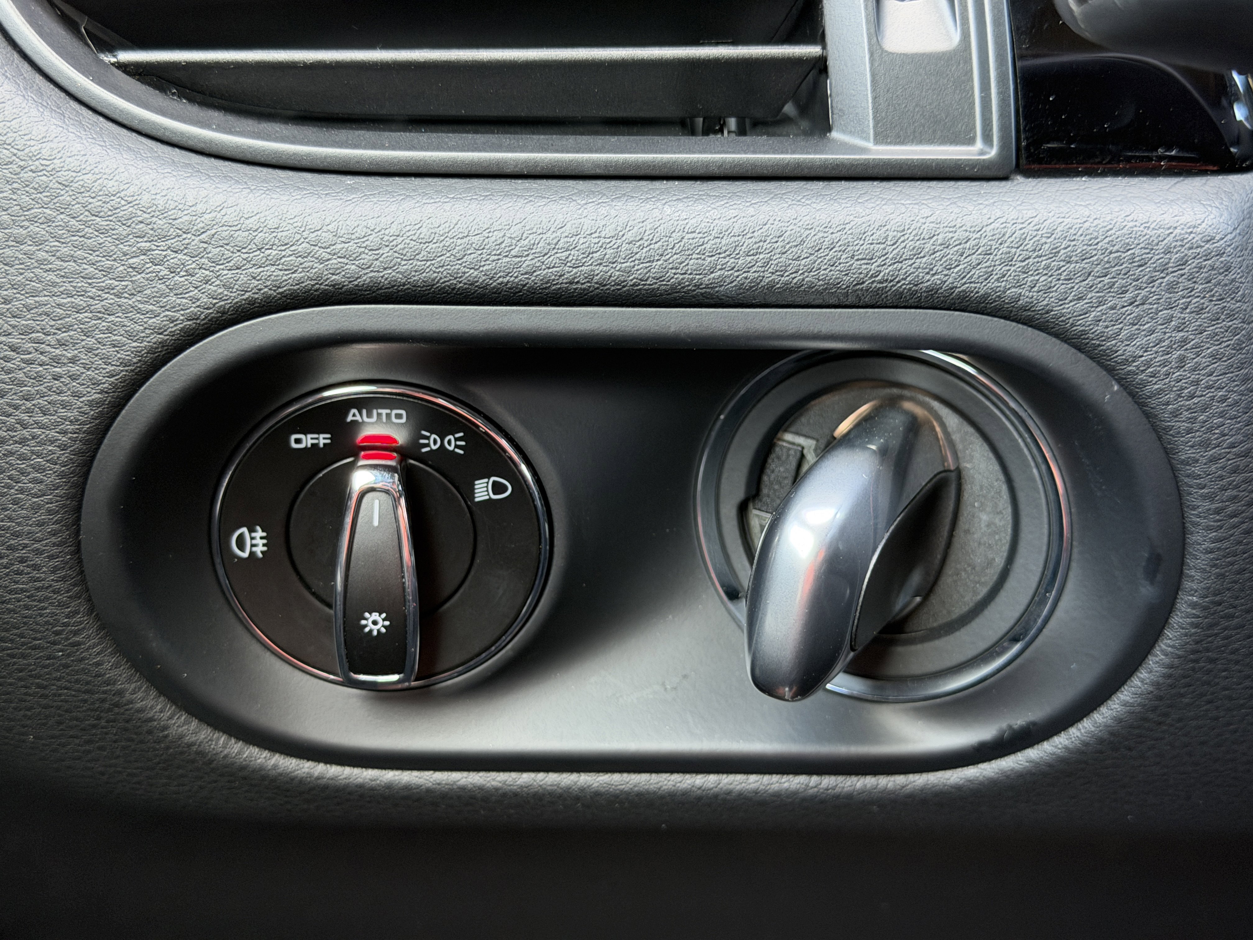 Certified 2025 Porsche Macan Turbo image 32