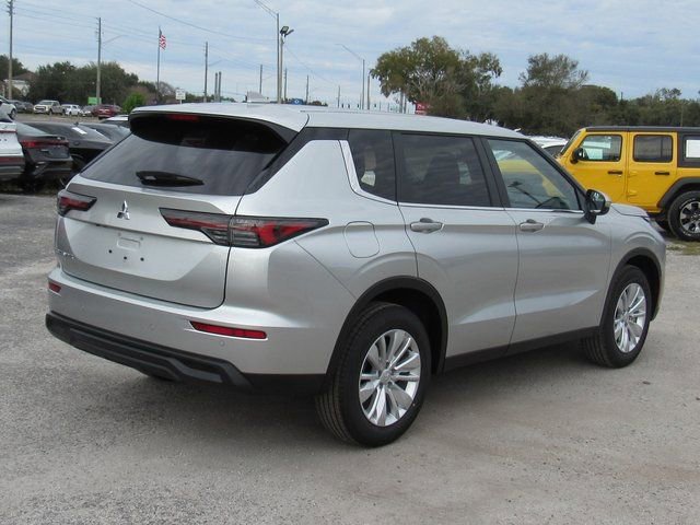 New 2026 Mitsubishi Outlander ES image 3