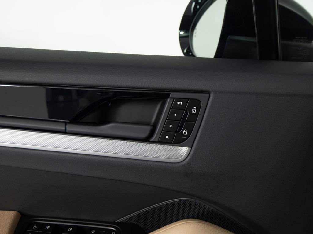 Certified 2025 Porsche Cayenne Coupe image 19