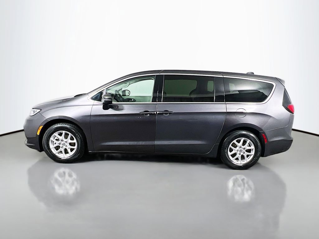 Used 2023 Chrysler Pacifica Touring-L FWD image 8